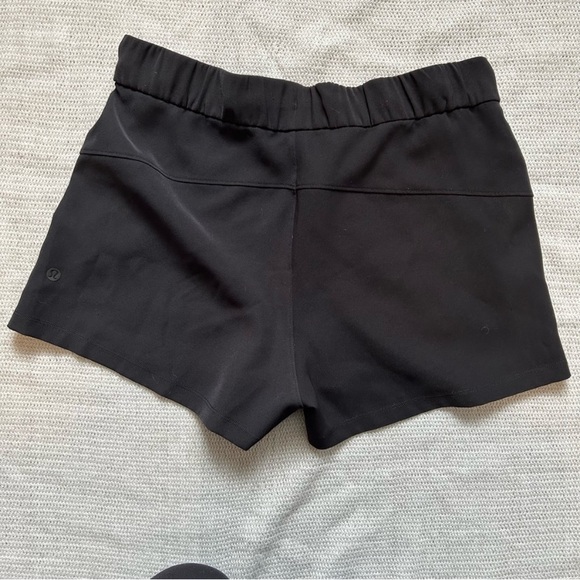 Lululemon On The Fly Short *Woven *2.5" - Picture 4 of 5